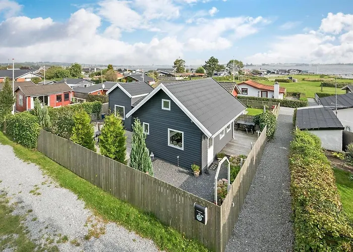 Feriehus Skøn Feriebolig Med Havudsigt I Naturskønt Område