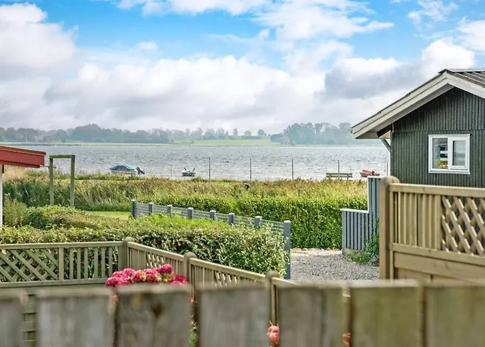 Skøn Feriebolig Med Havudsigt I Naturskønt Område *