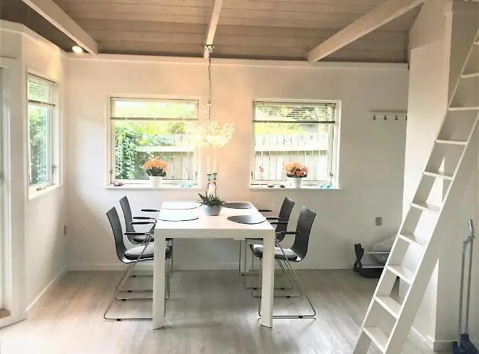 Skøn Feriebolig Med Havudsigt I Naturskønt Område Munkebo