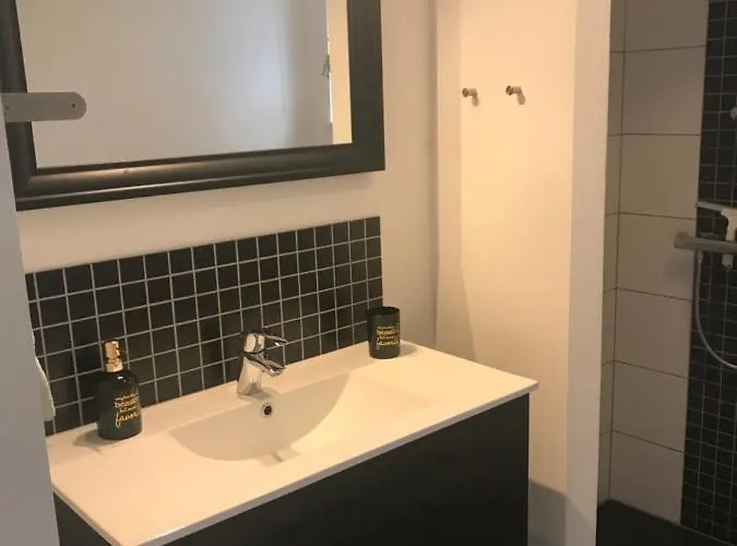 Skøn Feriebolig Med Havudsigt I Naturskønt Område