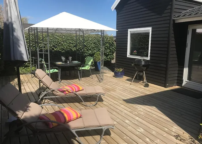 Skøn Feriebolig Med Havudsigt I Naturskønt Område Munkebo